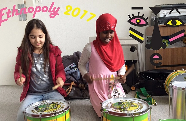 deux filles jouant du tambour