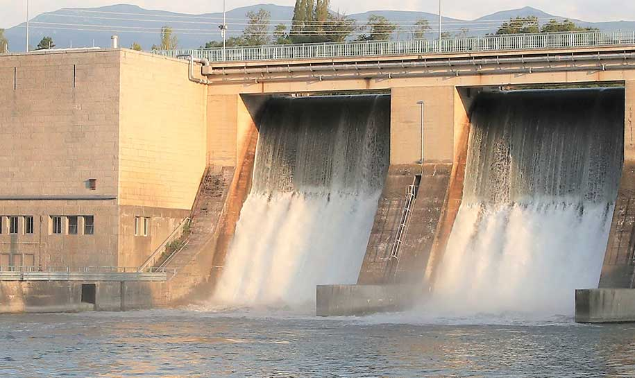 Vannes ouvertes du barrage de Verbois
