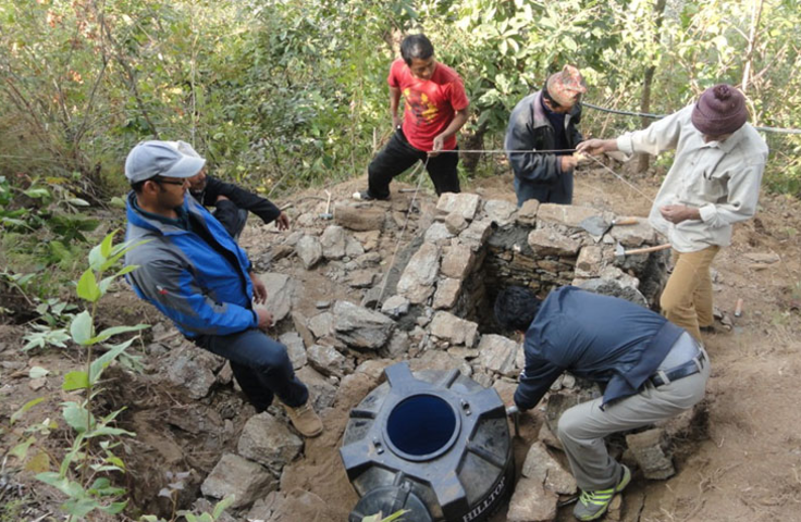 personnes en train de faire des travaux de canalisation dans un village népalais 