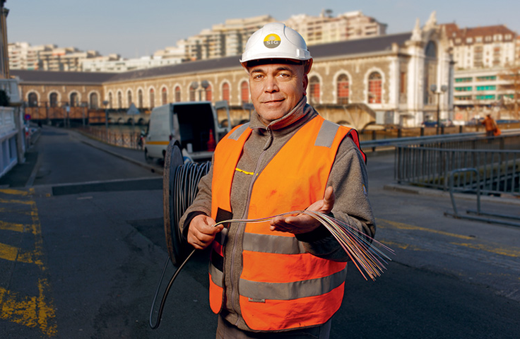Employé SIG portant la fibre optique